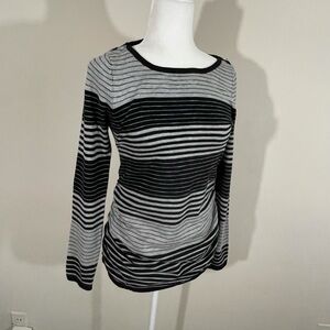 Oh Baby by Motherhood sz med sweater lightweight stripe